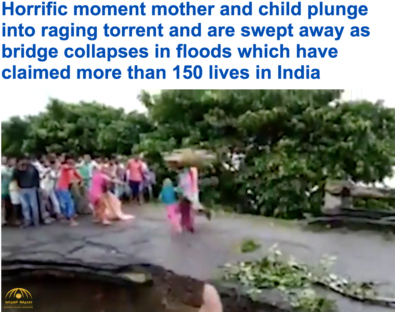 فيديو مروع: موت أم وطفلتها أثناء انهيار جسر في فيضان بالهند.. شاهد: ما حدث للأب؟