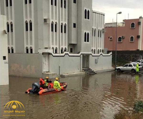بالصور: شاهد.. كيف أنقذ "المدني" عائلة وعمالة بعد محاصرة الأمطار للمنازل في خميس مشيط