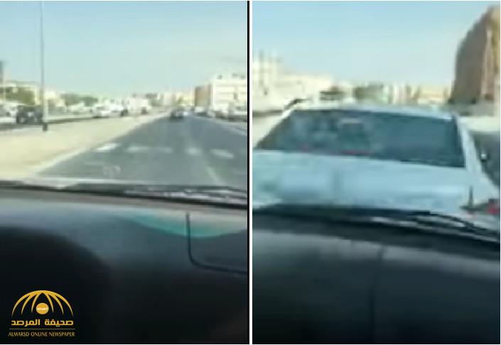 بالفيديو: حادث تصادم على الطريق بسبب "استهتار" قائد سيارة!