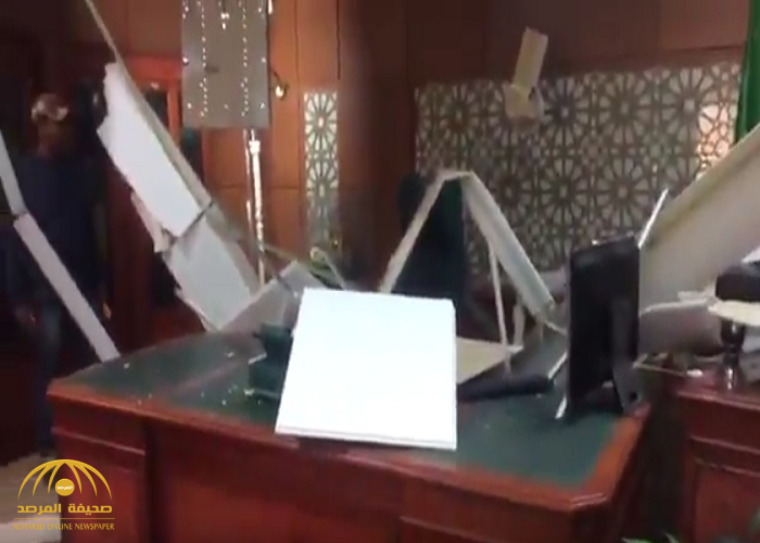 شاهد بالفيديو.. سقوط سقف على طاولة مكتب رئيس المحكمة الجزائية بتبوك