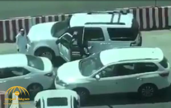 شاهد .. فتاة سعودية تبعد السائق وتخرج سيارة العائلة من موقف مزدحم بعد فشله في المهمة