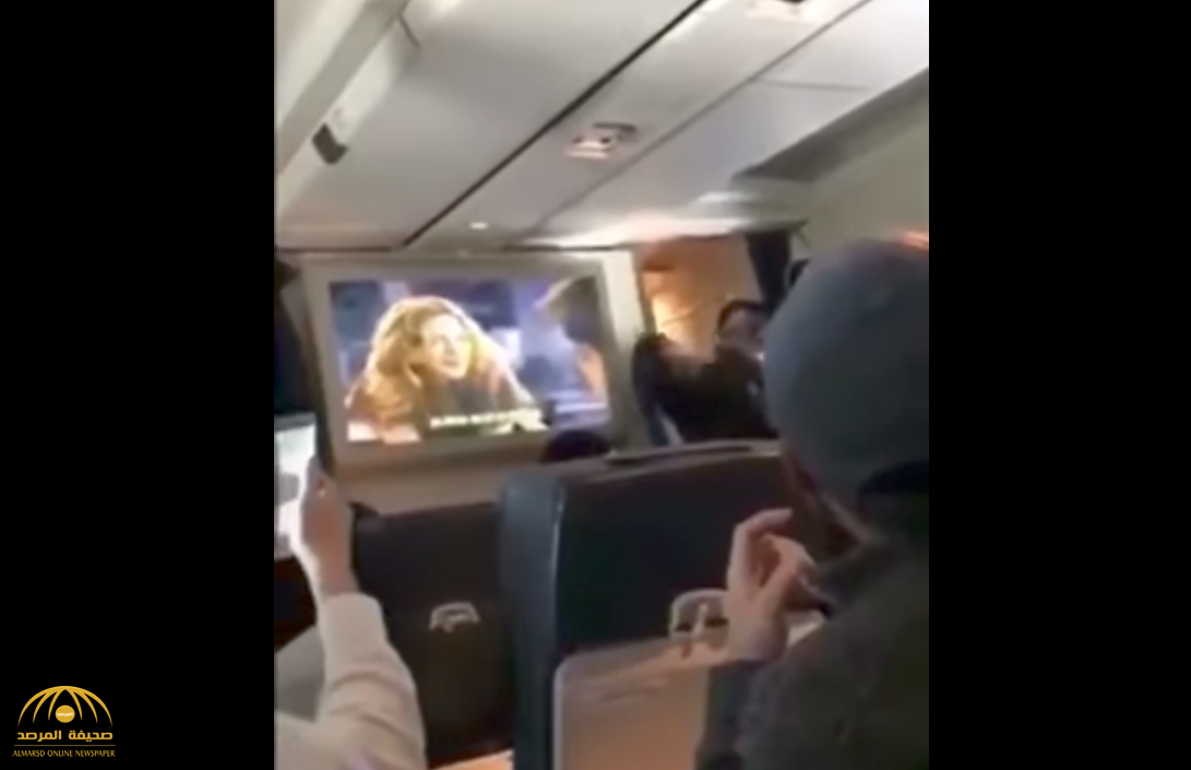 فيديو: يهودي متطرف يستخدم بطانية لمنع عرض فيلم داخل طائرة ... شاهد.. ردة فعل الركاب!