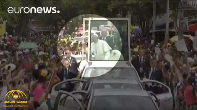 شاهد: لحظة ارتطام رأس "بابا الفاتيكان" وإصابته في كولومبيا..وهكذا علق عليه