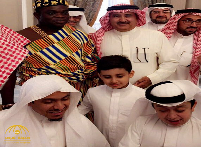 بالصور.. أمير أفريقي يعلن إسلامه في منزل رجل أعمال سعودي بجدة.. ويطلق على نفسه هذا الاسم