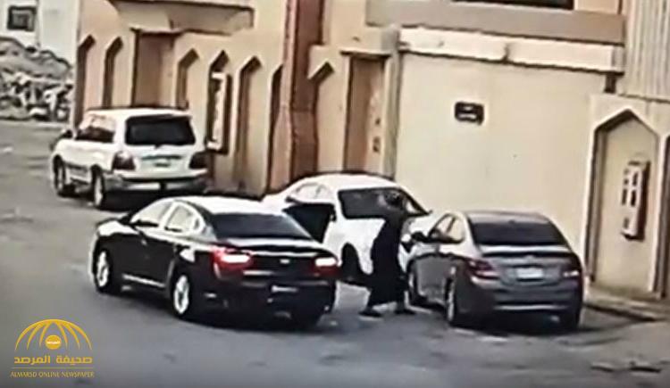 شاهد .. شاب يحطم سيارة متوقفة أمام منزل في الرياض وكاميرا المراقبة ترصده