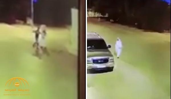 بالفيديو: شاب يعترض مسن أثناء سيره في الطريق ويعتدي عليه بالضرب ويلوذ بالفرار