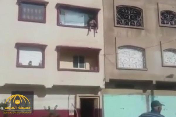 شاهد : مغربيّة ترمي ابنتها من الطابق الثاني وتنتحر بإضرام النار في شقتها !
