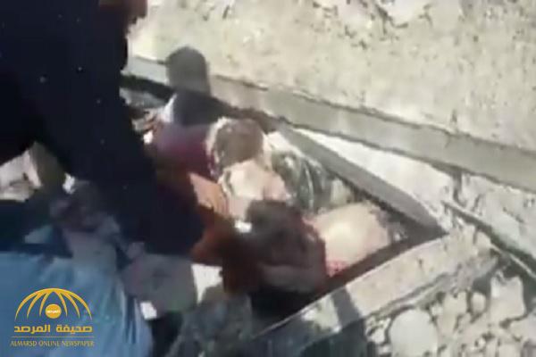 شاهد طفلة سورية تناشد والدها بعدما دفنها قصف نظام بشار المجرم بمساعدة روسيا : "بابا أبوس رجليك طلعني"