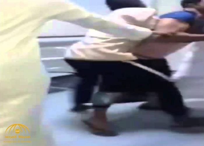 مواطن يضرب طبيب بالحذاء في مستشفى بالباحة ويصيبه في وجهه ورقبته!