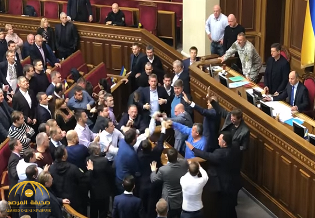شاهد:البرلمان الأوكراني يتحول إلى حلبة مصارعة !