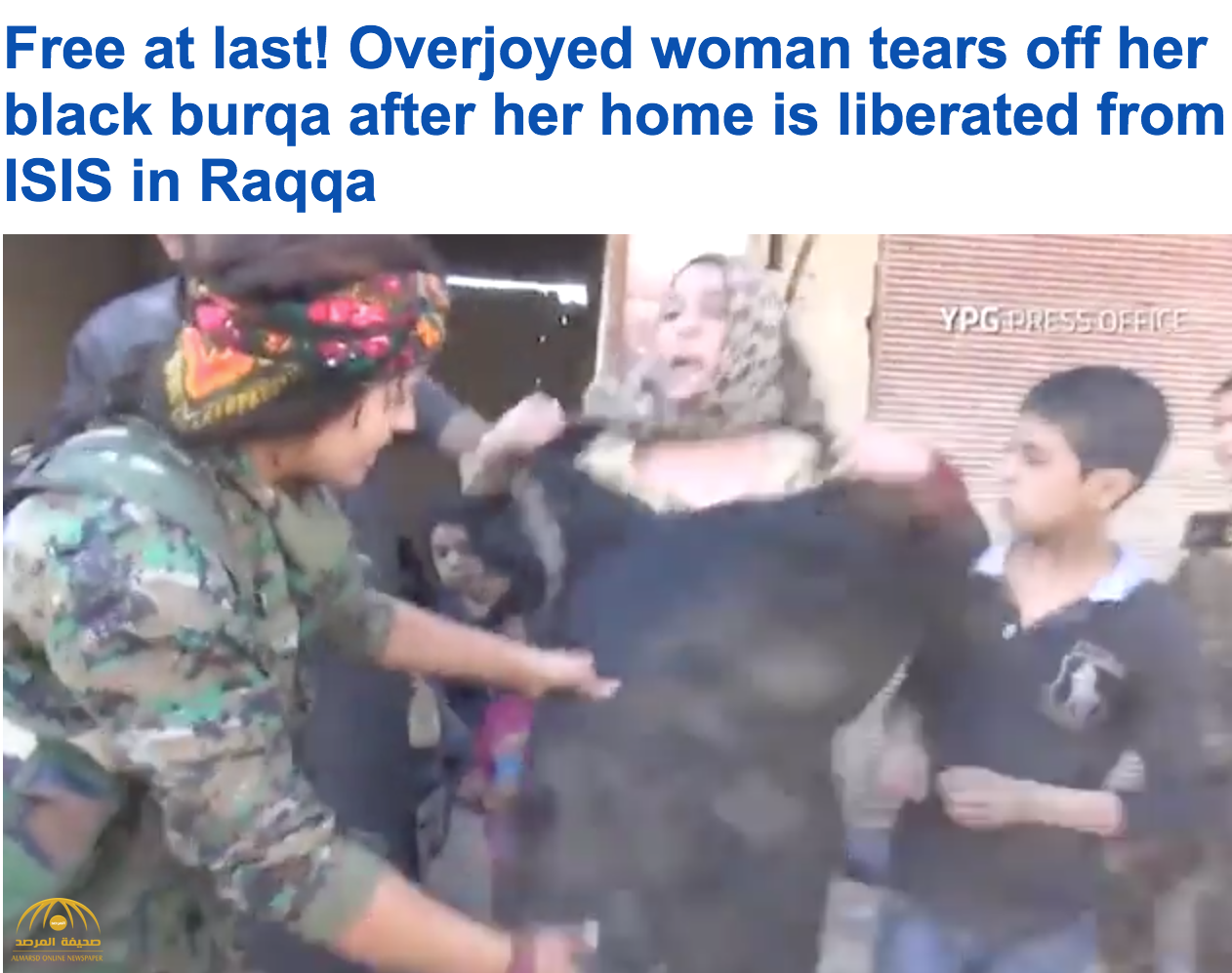 شاهد : امرأة سورية تمزق ثيابها وتقبل الجنود في الشارع بعد تحريرها من "داعش"