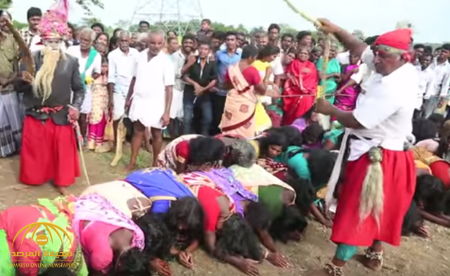 فيديو وحشي.. شاهد: ماذا يفعل الكهنة بالنساء  في الهند لطرد الأرواح الشريرة