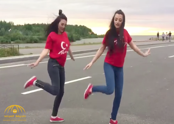 شاهد.. رقصة فتاتين تركيتين تشعل مواقع التواصل الاجتماعي!