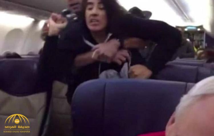 بالفيديو :  طرد امرأة مسلمة من طائرة أمريكية !