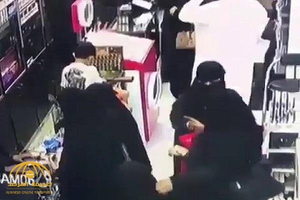 بالفيديو شاهد لحظة سرقة فتاة إحدى الزبائن داخل محل بالرياض صحيفة المرصد
