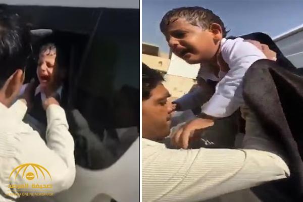 شاهد.. لحظة إخراج طفل من حافلة مدرسية سعودية بعد نسيانه بداخلها لـ 4 ساعات
