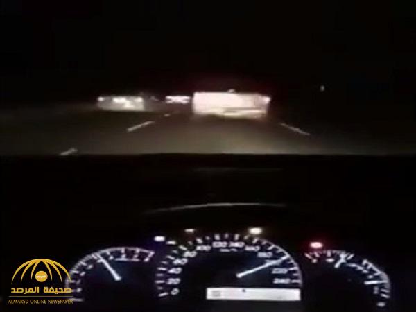فيديو .. شاب يوثق لحظة مصرعه في حادث وهو يقود بسرعة 200 كم.. شاهد: صور السيارة بعد الحادث!