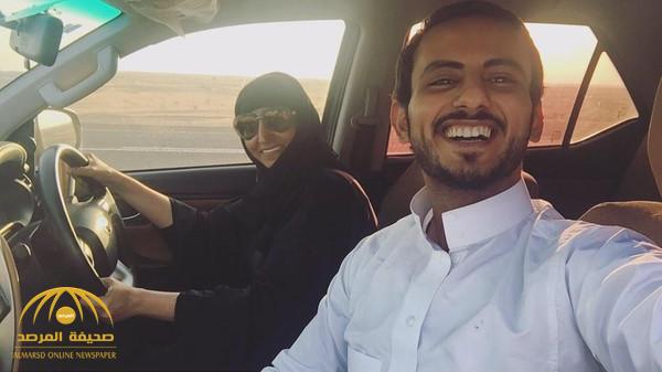 شاب سعودي يلتقط أول "سلفي" مع والدته وهي تعبُر منفذ الرقعي بالسيارة .. وهكذا علق على الصورة