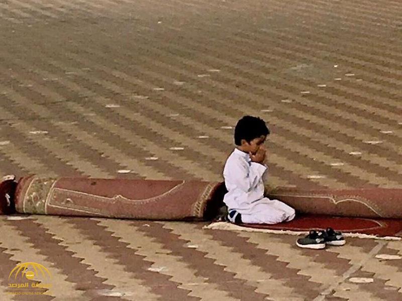 صورة طفل سعودي بالصف الأول الابتدائي تشعل "تويتر".. تعرف على قصتها!