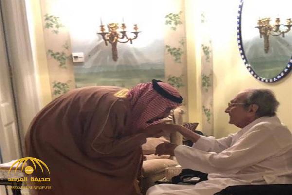 شاهد.. بالصور: الملك سلمان يزور طلال بن عبد العزيز في قصره ويقبل يده