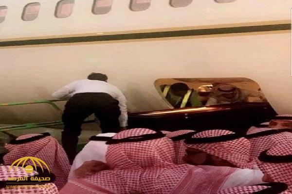 بالصور .. لحظة وصول جثمان الأمير "منصور بن مقرن" إلى الرياض .. ووالده أول مستقبليه