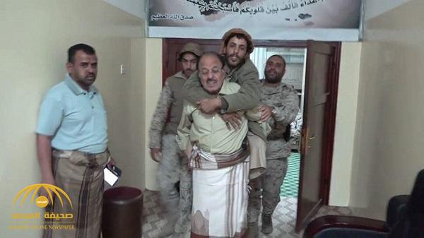 شاهد بالفيديو .. نائب الرئيس اليمني يحمل جندي على ظهره داخل مكتبه !