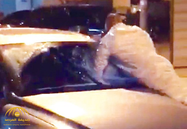 بالفيديو: شاهد شاب يعتدي على فتاة داخل سيارتها ويسرق حقيبتها ويلوذ بالفرار بالكويت
