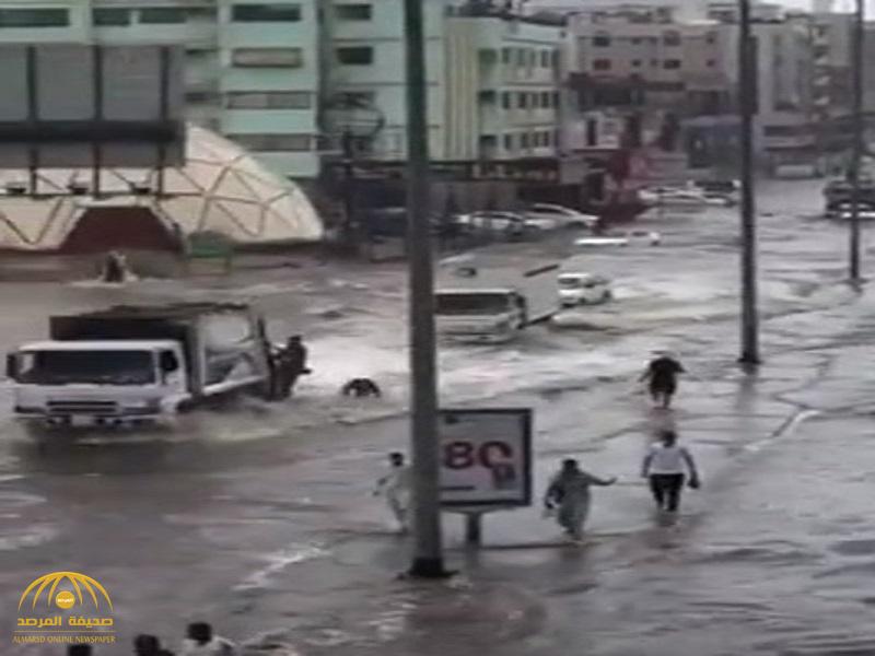 أمطار "ساعة" تفضح البنية التحتية الفاشلة بجدة...شاهد: "السيول" تغلق شارع فلسطين