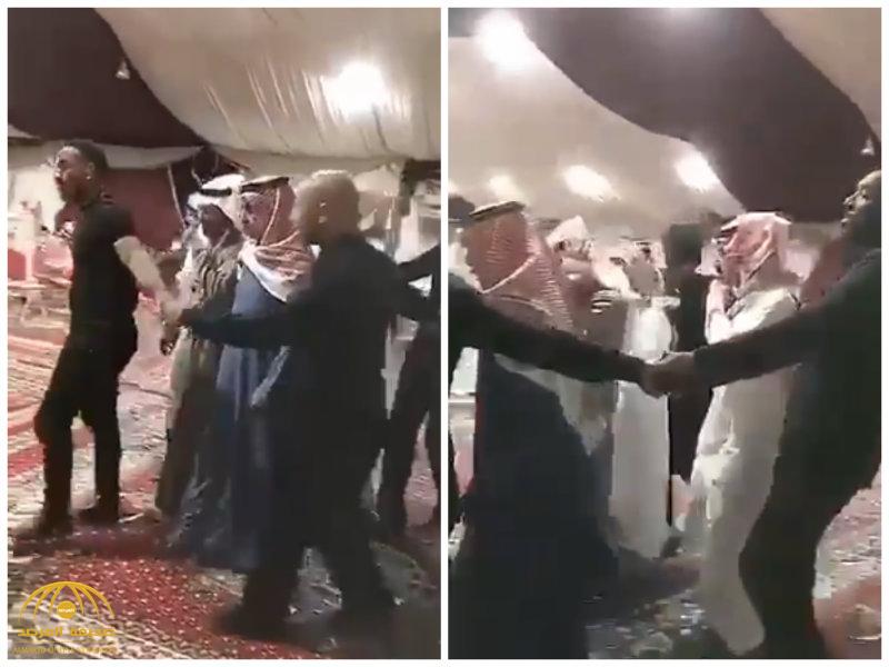 فيديو : شاهد موقف غريب .. شاعر سعودي يحيط به حراس شخصيين .. وهكذا علق المغردون!