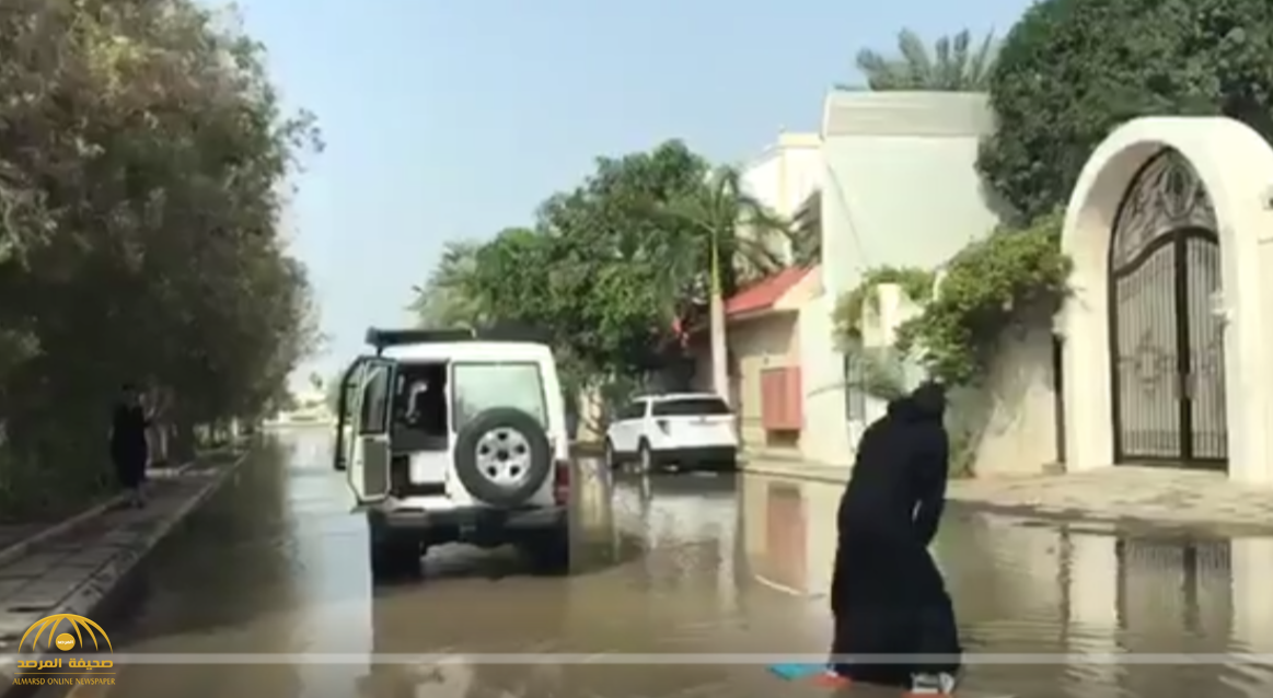 شاهد.. فتاة بالعباءة والنقاب تمارس ركوب أمواج  "السيول" في شوارع جدة !