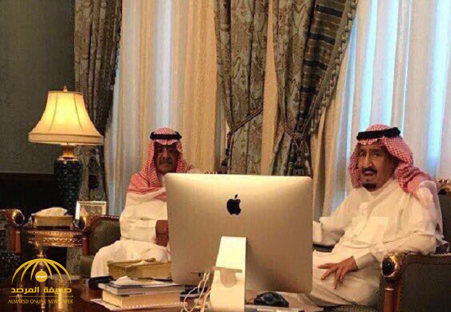 خادم الحرمين يزور أخاه الأمير"مقرن بن عبد العزيز"معزياً في وفاة ابنه الأمير"منصور"-صورة