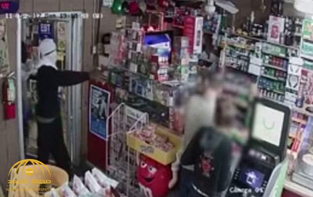 بالفيديو .. سطو بالمسدسات على بقالة بولاية لويزيانا .. شاهد ردة فعل صاحب المحل المفاجئة