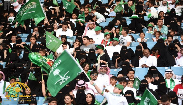 بعد السماح بدخول العائلات .. بهذه الطريقة المبتكرة تستعد المرأة السعودية لتزيين الملاعب ! -صورة
