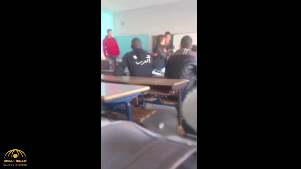 شاهد : مشهد صادم .. طالب مغربي يضرب معلمه داخل الصف