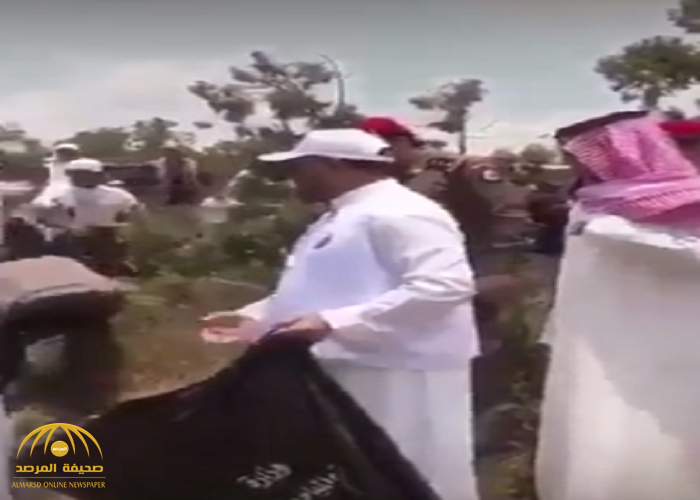 شاهد بالفيديو: الأمير "منصور بن مقرن" وهو ينظف المتنزه بنفسه