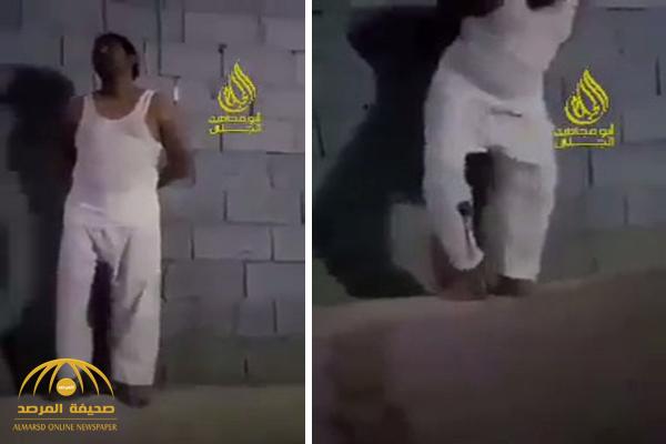 شاهد .. حوثي يطلق النار على معتقل يمني رفض  "شتم" السعودية