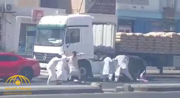 شاهد : مضاربة عنيفة بين مواطنين وسائق شاحنة «باكستاني»