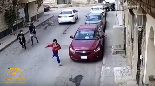 شاهد .. كاميرا توثق قيام رجل أسمر بمحاولة خطف طفل داخل أحد الأحياء في المملكة