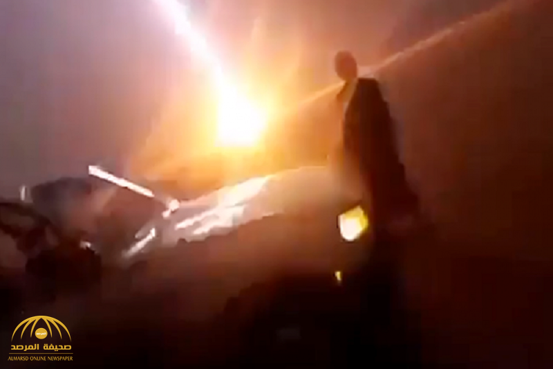 ​شاهد بالفيديو: سيارة تتعرض لصاعقة رعدية مميتة شمال المملكة..وهذا هو مصير مواطن وقف إلى جوارها!