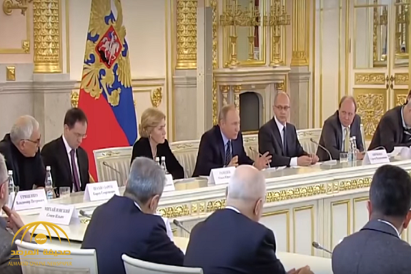 شاهد .. ردة فعل بوتين المفاجئة أثناء اجتماعه مع الحكومة الروسية بعد تلقيه اتصال من الملك سلمان