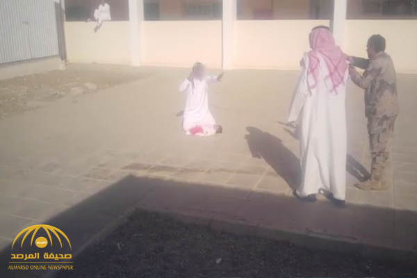 مشهد مروع.. مواطن سعودي يهدد بذبح طفله الرضيع بسكين داخل ساحة مدرسة بتبوك! - فيديو
