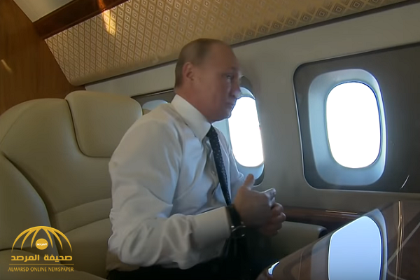 شاهد.. بوتين "يبتسم" أثناء رؤيته طائرات حربية روسية ترافق طائرته فوق أجواء سوريا