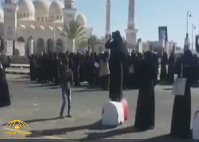 شاهد: كيف تعاملت ميليشيات الحوثي مع تظاهرة نسائية في صنعاء رفعت صور "صالح"!