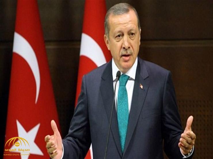 شاهد بالصور: "أردوغان" يؤذن في أذن "تميم" الصغير