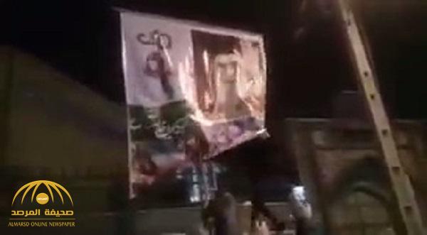 بالفيديو .. متظاهرون في طهران يمزقون صور خامنئي ويهتفون: الموت لك