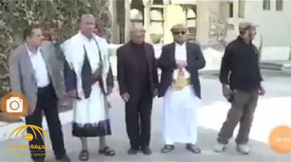 شاهد آخر مقطع فيديو لـ "علي عبدالله صالح" وهو يقف مع آخرين أمام منزله قبل مقتله بساعات