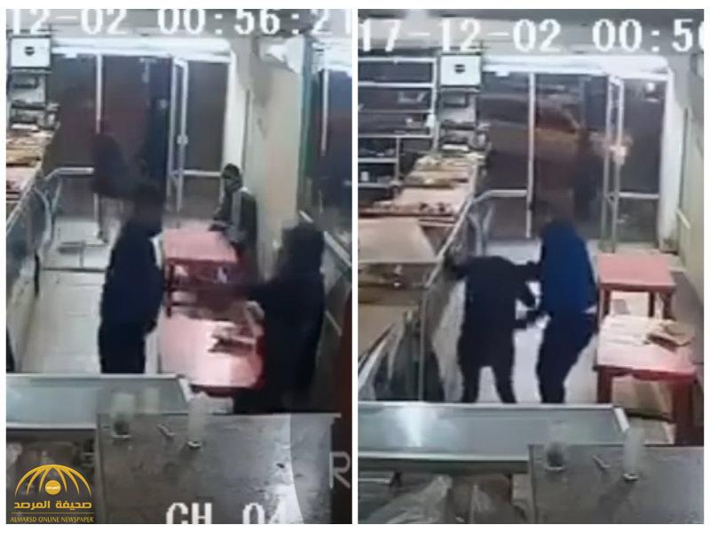 بالفيديو: فتاة مغربية تتعرض للاعتداء والضرب داخل محل تجاري.. شاهد رد فعل الناس الصادم!