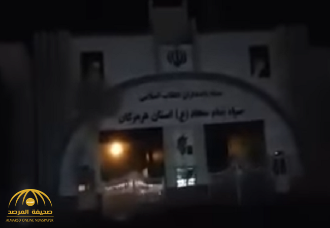 شاهد .. متظاهرون إيرانيون يهاجمون مقرا للحرس الثوري في بندر عباس