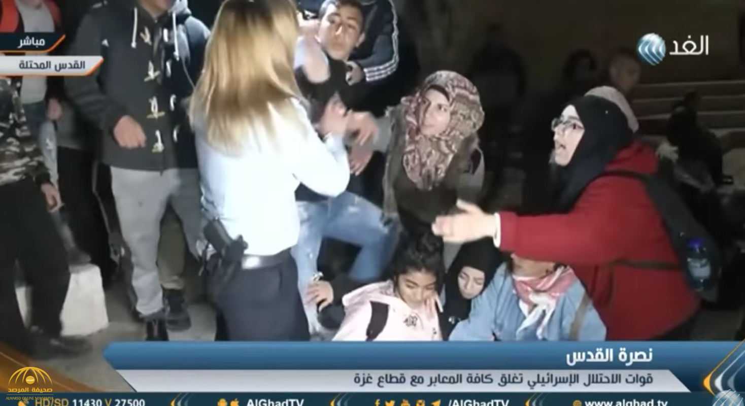 فيديو: فلسطينية"محجبة" تتعارك مع مجندة إسرائيلية وتمسك شعرها وتسقطها على الأرض في القدس