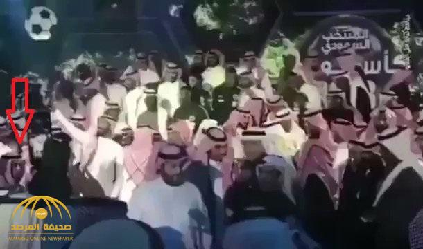 شاهد .. شخص يحاول الاعتداء على "تركي آل الشيخ" في حفل تأهل المنتخب